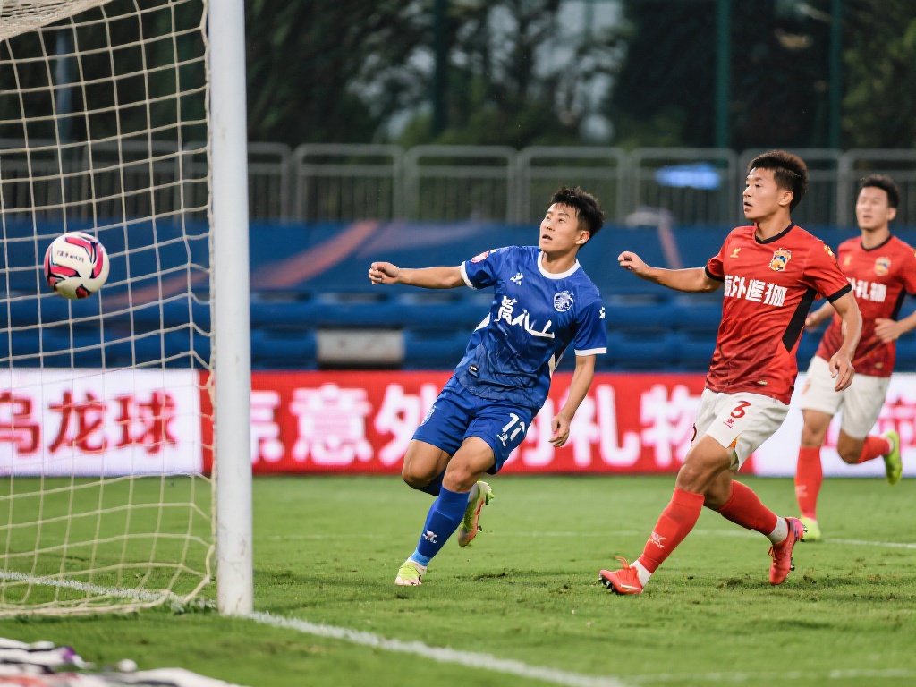 比赛开场阶段，三镇队的王钰栋却意外地将球